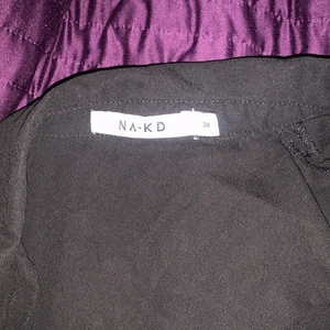 Skjorta stolek 34-Xs - En skjorta använd 1-2 gånger, skjorta med knytband i ryggen.