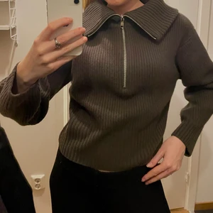 Hm tjocktröja/kofta - Säljer denna fina sweatshirt från hm, använd typ 2-3 gånger. Den ser grå ut på bild men skulle säga att den är mer khakigrön. Storlek M men sitter bra på både xs-s ( jag har vanligtvis S i liknande tröjor) 