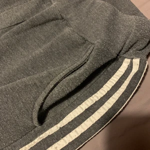 Adidas mjukisbyxor  - Assköna mjukis från Adidas, kommer tyvärr aldrig till användning, hoppas någon är intresserad🥰 köparen står för frakten 🙏🏼