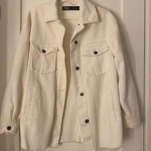 Vit jacka  - Jacka från Zara, använd fåtal gånger. Inga skador eller fläckar. Storlek xs men passar s och m!  För fler bilder kontakta mig! 