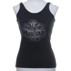 Skitsnyggt von dutch linne - Jättesnyggt och trendigt y2k linne från Von Dutch med rhinestones på. Bra kvalitet och fin passform 💜