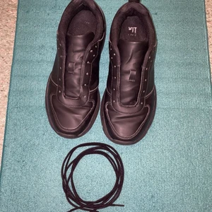 Svarta skor. Strl. 39 - Okänt märke. Använda men i bra skick. Skosnörena är uttagna o tvättade då de stått ett tag o blivit lite dammiga. Hund finns i hemmet!