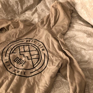 dope hoodie - säljer min dope hoodie då jag inte använder den längre,den är i super duper fint skick och ser helt ny ut! i storlek 34🤩🥰