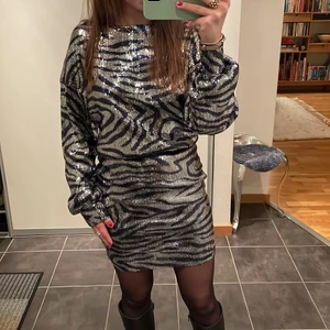 Nyårsklänning - Säljer en cool nyårsklänning som aldrig är använd! Prislappen finns kvar och nypris är 599 kr. 