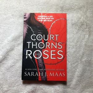 A court of thorns and roses - New York Times bestseller bok av Sarah J Maas, bok 1 i serien a court of thorns and roses. ORIGINAL UK COVER som inte längre finns i butik. Boken är på engelska. Är i helt ny skick, ingen bruten rygg 2. Tog av prislappen på baksidan men en bit finns kvar. Går dock att skrapa bort, syns på bild 3. Frakt ej inkluderat, välj själv hur du vill att jag ska posta så jag står inte för postens slarv. Samfraktar. Först till kvarn gäller. 