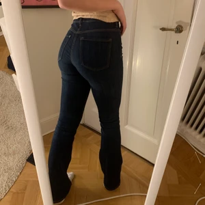 BOOTCUT JEANS - jättesnygga mörkblå jeans från hm. Knappt använda och i superbra skick. Sitter som en smäck och formar kroppen jättebra. Väldigt väldigt stretchiga och sköna!!!!!💕💕💕💕