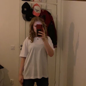 ONE OF ONE - 🔻LIMITED🔻 en super fin tshirt jag köpte på ONE OF ONE pop up med ett tryck på ryggen i rhinestone. Går ej att köpa längre och den har inte kommit till användning köptes för 600 och säljs för 450