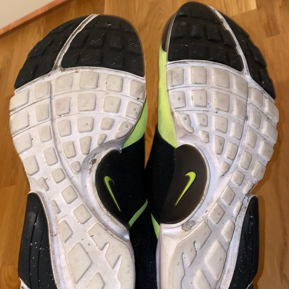 Super fina & coola limegröna Nike sneakers. Älskar dessa skorna men dock kommer de inte till användning längre. Priset går alltid att diskutera ❤️. Skor.