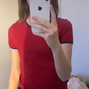 Röd T-shirt - Fin röd t/shirt med blå detaljer i storlek Xs💕💕