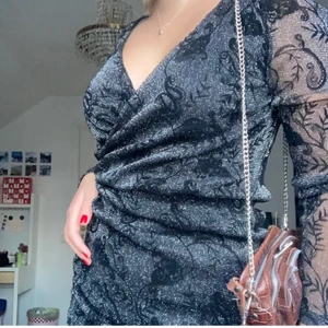 Glittrig klänning - Köptes på plick men passade ej. Säljer för samma pris jag köpte den för. Passar jättebra till nyår:)