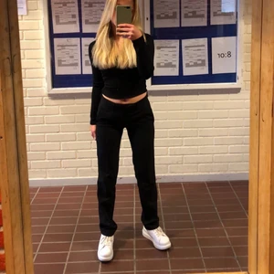 Kostymbyxor  - Såå fina kostymbyxor med låg midja som jag köpt second hand, det står inget märke eller storlek i dem. Men de passar mig som har XS/S i byxor och är 163cm lång💗
