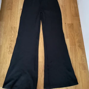 Svarta byxor  - Från shein, oanvända.