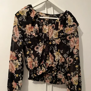 Blus  - Fin blommig blus från ginatricot i storlek 36, knappt använd! Pris 100kr, köpare står för frakt 💕