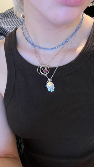 pärlhalsband  - Pärlhalsband i 3 olika förger som är 38-42cm långa med förlängningskedjan! Frakten ingår i priset!