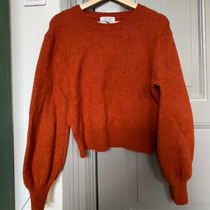 Röd other stories - En röd other stories i varm ton strl S! Ärmar med mindre ballongform och skönt material. Säljer för har inte kommit till användning på ett tag! 