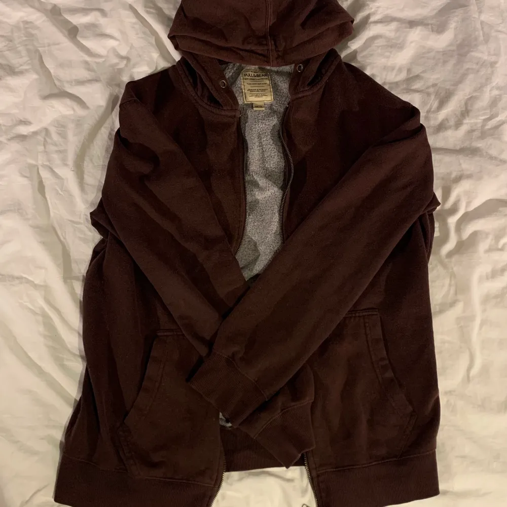 Mysig oversize hoodie som jag köpt second hand, ursprungligen från pull&bear! OBS: Dragkedjan går inte att stänga, men det borde gå att laga enkelt 🥰. Hoodies.