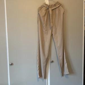 Kostymbyxa S - Säljer   Flyttrensning- Massvis med kläder till billiga priser!!   Från 5kr  jag samfrakrar så kolla gärna mina andra annonser!   Kan skicka med frimärken eller spårbart, Frakt priset baseras på paketets vikt! Jag ansvarar inte för postens hantering av paket.   Kontakta mig vid frågor :) 