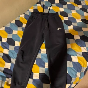 Nike byxor - Nike navy blåa byxor säljs för 200 inköpta för 388kr på zalando storlek S bra skick
