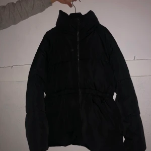 Vinterjacka - Vinterjacka i storlek s, använd få gånger, i bra skick med resår i ninjan och lite högre krage