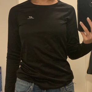 Svart träningströja  - Svart, långärmad DRY-PLUS träningströja i storlek XS/S. Skick: som ny/knappt använd. 