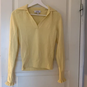 Stickad tröja  - Tröja ifrån & Other Stories aldrig använd. Storleken är xs. Kan tänka mig att sälja den för billigare.