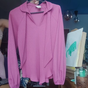 Retro blus i magenta - Vintage blus som kan knytas vid kragen. Urfina detaljer och bra skick! S-M