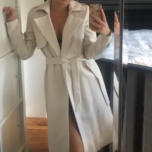 Krämvit kappa - Krämvit kappa, aldrig använd. Kan skicka fler bilder i chatten. Köpt för ca 800kr. OBS att frakten ligger på 99 då den är stor att frakta🧡