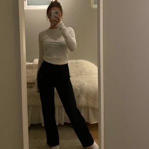 Svarta byxor - Svarta, stretchiga, långa byxor från zara. Jag är ca 165-170 lång och de passar mig perfekt🤍 man kan se materialet i andra bilden