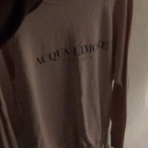Aqua Limone tröja - En snygg tröja från Aqua Limone, den är köpt vintage för 700kr! Märks att den har vart använd innan men den är i mycket bra skick! Jag har använt den max 2 gånger!!
