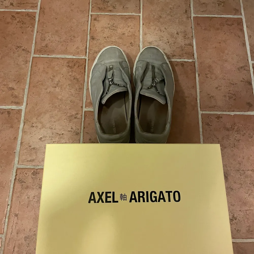 Ett par arigato skor gråa med dragkedja storlek 42. Köparen står för frakten. Skor.