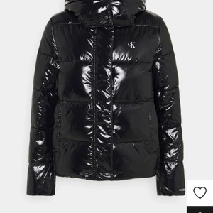 S - Säljer min glansiga jacka i storlek S. Köpt för typ en månad sedan, den är som ny, inga direkter. Skriv för fler bilder? Nypris 1 995kr köp direkt för 1 500kr 