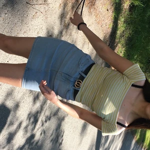 topp strl xs - randig off shoulder topp i strl xs, 30kr💛 billigare vid köp av flera plagg! säljer även kjolen ⚡️