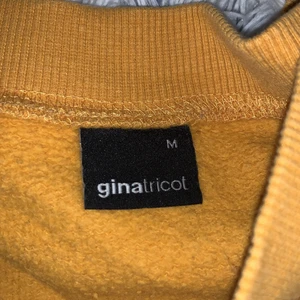 Tröja med text  - En gul-aktig tröja med texten ”Arizona”, ganska ny. Inte använd så ofta. 