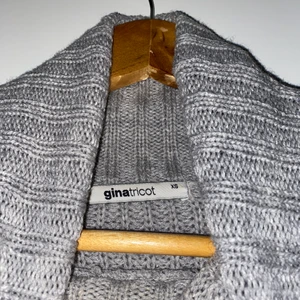 Stickad klänning med krage  - säljer min stickade klänning som är från gina tricot men jag köpte den av en annan här på plick. aldrig använd av mig och inga defekter. säljer pga för kort för mig som är 162, kan absolut användas med känner mig ej bekväm. skriv privat för fler frågor/bilder 💕