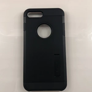 iPhone8plus - Svart skal som passar iPhone 7/8 plus. Skalet har ett utfällbart stöd så att mobilen kan stå upp. Fint skick!
