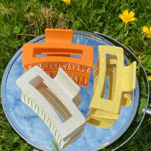 Somriga hårklämmor💛🧡❤️ - Super fina hårklämmor i pastell färg💛🤩Passar perfekt till sommarklänningen😉💛 49kr/st +frakt, pris är diskterbart😊Helt nya! 