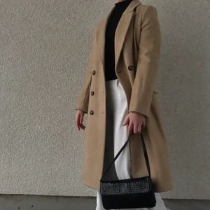 Kappa - Brun kappa från hm i superfint sick, knappt använd 🧥