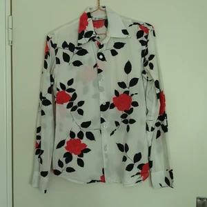 L. Homme Paris skjorta strl S - Så sjukt vacker skjorta från L Homme Paris, översta knappen fattas. Kan skicka fler bilder vid intresse. 