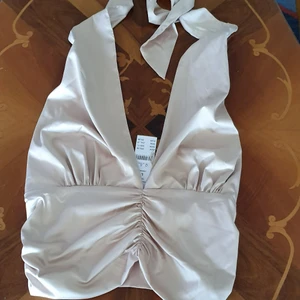 Ny open rygg topsI  - En ny oppen rygg tops som passar till summer.och passar m_ l.med pris lappa kvar .då stk är L, säljer de eftersom de är stor och slutsåld. Finns fler bilder och bud I kommenterna.