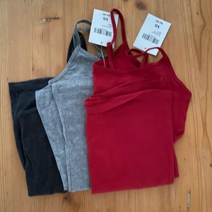 3 st linnen - Tre stycken linnen, ett rött, ett ljusgrått och ett mörkgrått. Två aldrig använda och 1 använt fåtal gånger då jag har nästan 2-3 stycken likadana för de är ooootroligt sköna och bra basplagg😻 säljer alla tre tillsammans eller en och en!🌸