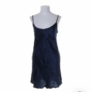 Satinklänning / Nattlinne - Jätte söt satinklänning/nattline i mörkblå.. kommer tyvärr aldrig till användning :(