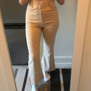 Manchesterbyxor - Jättefina manchesterbyxor som slutar precis vid ankeln på mig som är 166cm. 