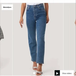 Nakd jeans - Midblue/mörkblå raka jeans från nakd. Höga i midjan och aldrig använda. Skriv privat för fler bilder 