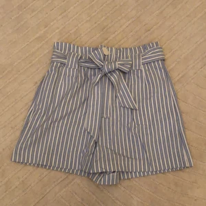 Blårandiga shorts från zara stl s - Superfina shorts från zara med band att knyta i midjan. Stl S