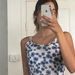 somrig croppad topp😻 - super söt blå och vit blommig topp!!💖 strl M fast passar även på S🥰 minst 59 kr så ni kan buda i kommentarerna!!💖