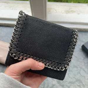 Stella McCartney Plånbok ÄKTA - Jättesnygg falabella plånbok från Stella McCartney. ÄKTA. Nypris ca 3000. Har inte kvitto men garanterar att den är äkta. Köpare står för frakt. Hör av er för frågor eller fler bilder 