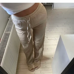 ”Linne” byxor  - Byxor köpta av en tjej här på Plick! De är från missguided, skulle säga att de är lite genomsnligare än vad som visas på bilderna, tror dock att de skulle sitta fint på någon annan. Perfekta till sommaren! (Frakt tillkommer)😁