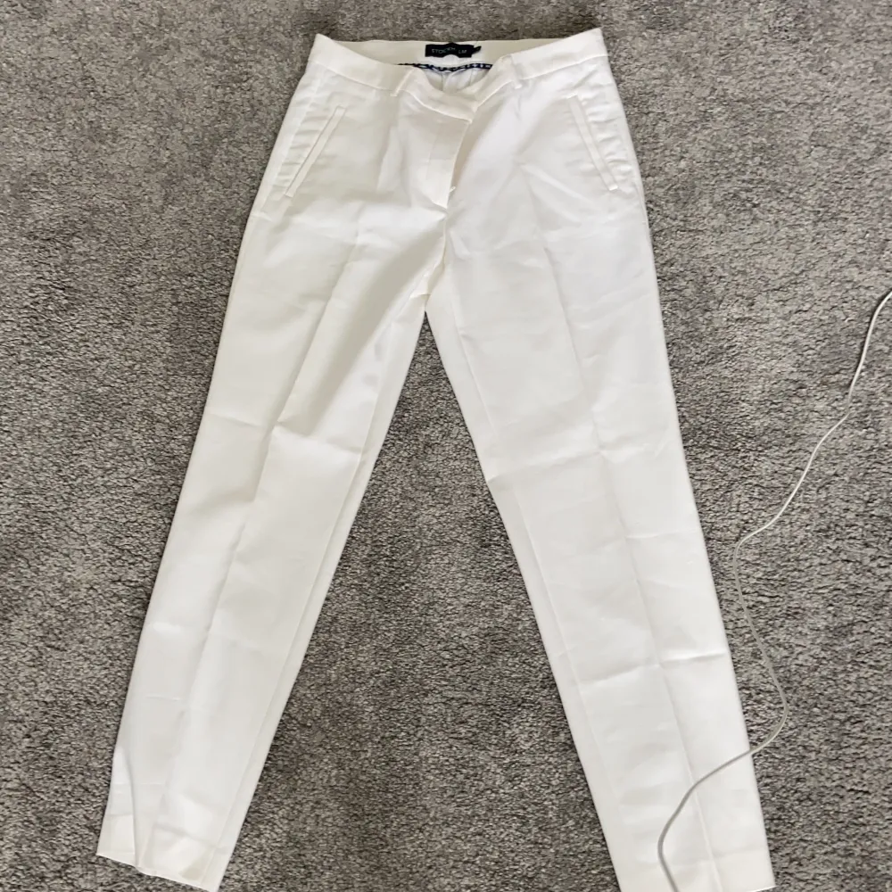 Har två par kostymbyxor från MQ (STOCKHLM) i strlk 38. Jättefina och knappt använda. Säljer pga för stora. 250 kr styck eller båda för 400. Jeans & Byxor.