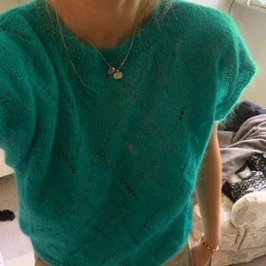 Stickad väst - Säljer denna blå / turkosa stickde västen. Skit cool och jätte snygg framförallt nu på sommaren. Hör av er om fler frågor eller bilder. 💖 vet ej vart den är ifrån då den är köpt secondhand:)