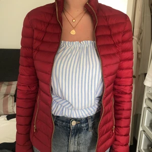 Röd dunjacka i storlek XS från 487 Sweden  - Röd dunjacka från 487 Sweden, nypris 1800kr. Jackan är i gott skick 